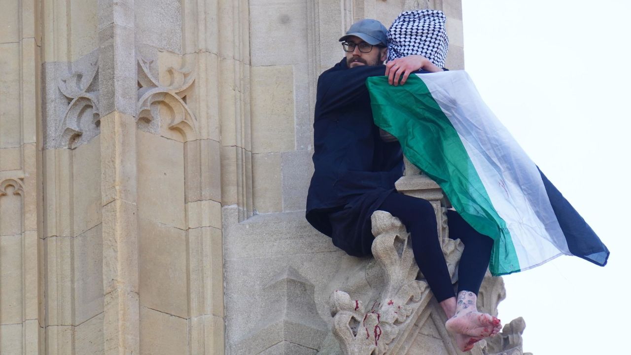 man climbed on palace of westminster । Photo Credit: X/@getpaypalmoney1